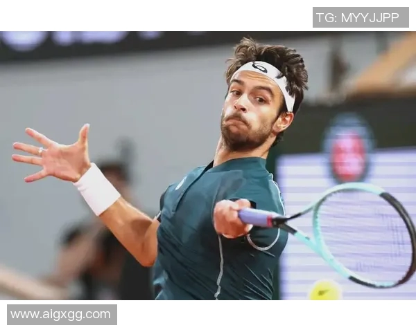 足球明星情绪失控瞬间引发赛场风波 让球迷与媒体都为之震惊